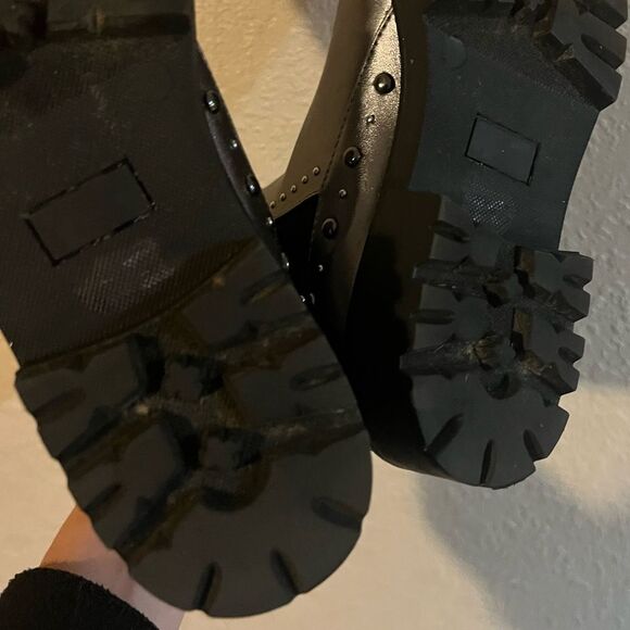 Charles By Charles David Radar Chelsea
Boot Pewter Metallic Size 8.5 - Picture 14 of 16